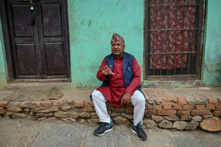 Shyam Bahadur Khatri, un élu, rencontré le 14 septembre dans son village proche de Katmandou, se désole de voir les jeunes Népalais s'exiler pour trouver un emploi ( AFP / Arun SANKAR )