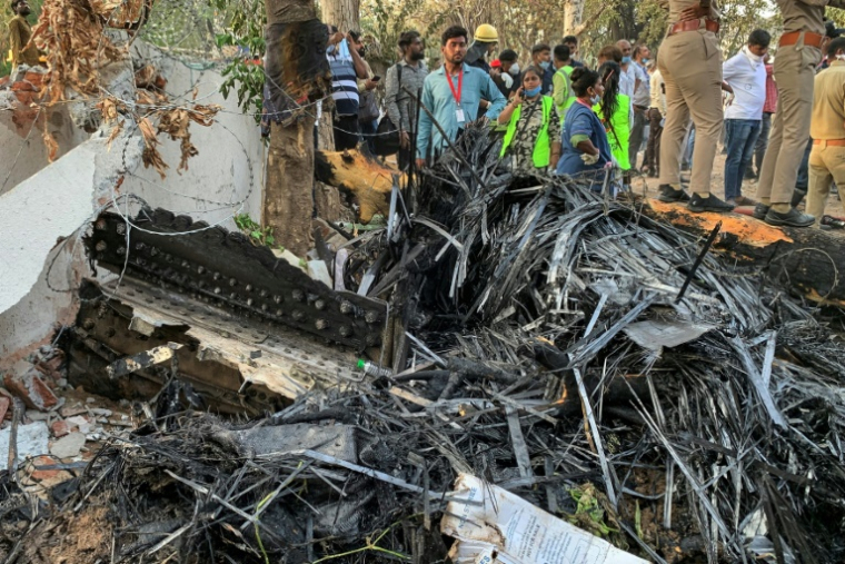 Des débris de l'avion d'Air India qui s'est écrasé sur un quartier résidentiel d'Ahmedabad, le 12 juin 2025 en Inde ( AFP / Sam PANTHAKY )