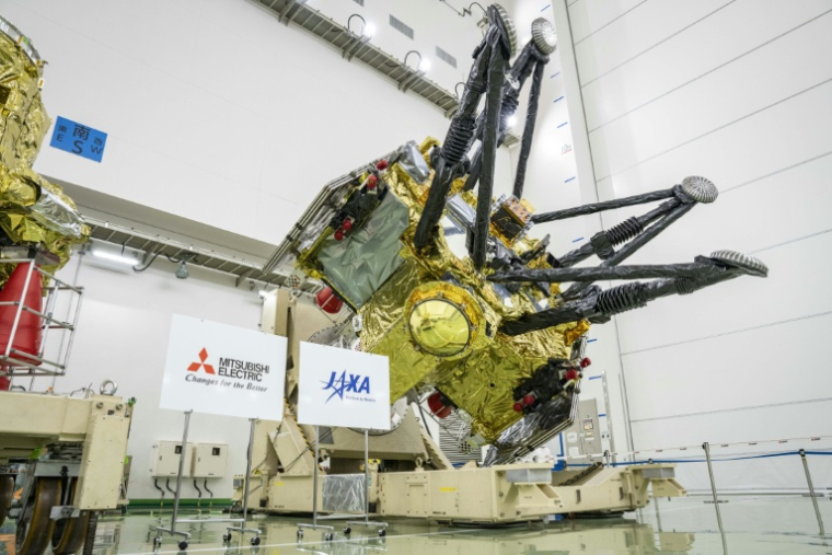 Les modules d'exploration et de retour constituaent la sonde spatiale Martian Moons eXploration (MMX) au Centre spatial de Tanegashima, à Minamitane (dans la réfecture de Kagoshima, le 13 août 2026 au Japon ( AFP / Yuichi YAMAZAKI )