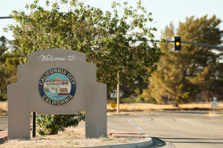 Un panneau qui souhaite la bienvenue à California City, aux Etats-Unis, le 10 juillet 2025 ( AFP / Patrick T. Fallon )