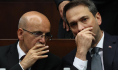 Le ministre turc de l'Energie et des Ressources naturelles, Alparslan Bayraktar (droite), en juin 2023 ( AFP / ADEM ALTAN )