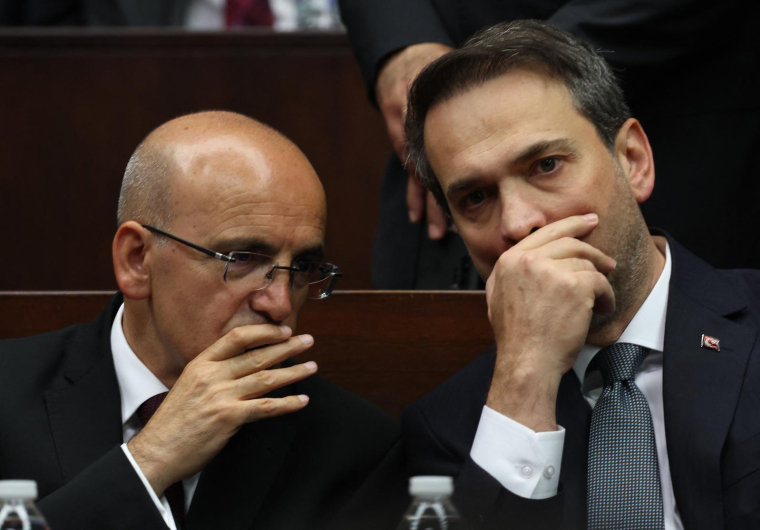 Le ministre turc de l'Energie et des Ressources naturelles, Alparslan Bayraktar (droite), en juin 2023 ( AFP / ADEM ALTAN )