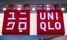 Logo d'Uniqlo à l'extérieur de son magasin à Moscou