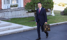 Le ministre espagnol du Commerce, Hector Gomez Hernandez, devant le palais de la Moncloa à Madrid