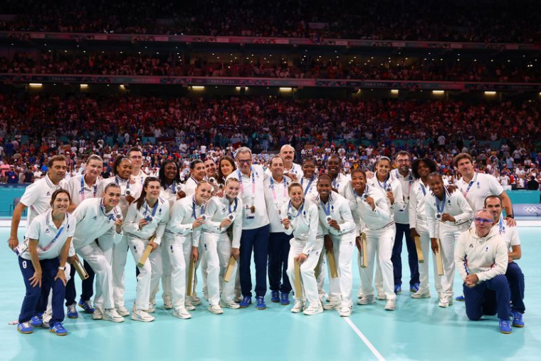 Jeux olympiques de Paris 2024 - Handball - Les joueuses et les membres de l'équipe de France posent avec leurs médailles d'argent - Lille, Stade Pierre Mauroy