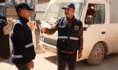 Des policiers palestiniens parlent alors qu'ils gèrent la circulation et surveillent les rues de Khan Younis