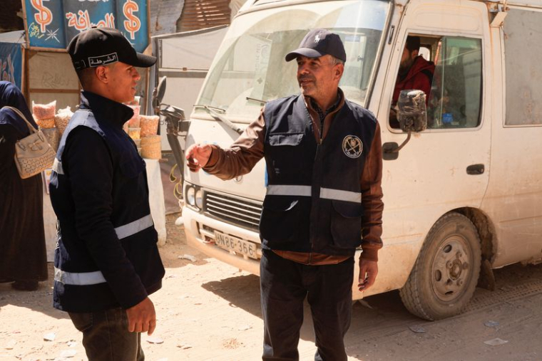 Des policiers palestiniens parlent alors qu'ils gèrent la circulation et surveillent les rues de Khan Younis