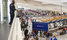 Le temps d'attente (ici à l'aéroport d'Atlanta Hartsfield-Jackson) peut dépasser plusieurs heures en raison de la pénurie de personnel de sécurité ( GETTY IMAGES NORTH AMERICA / MEGAN VARNER )