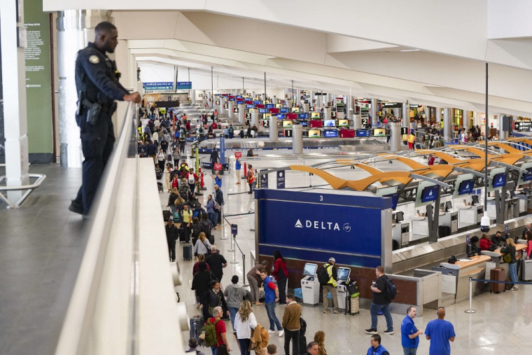 Le temps d'attente (ici à l'aéroport d'Atlanta Hartsfield-Jackson) peut dépasser plusieurs heures en raison de la pénurie de personnel de sécurité ( GETTY IMAGES NORTH AMERICA / MEGAN VARNER )