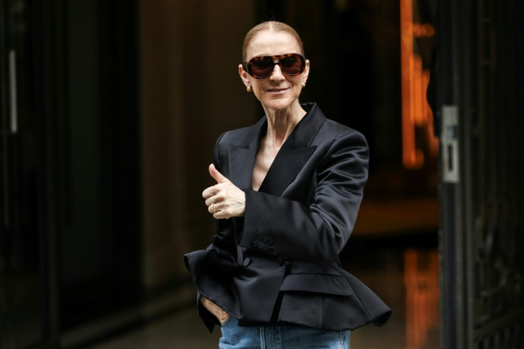 La chanteuse canadienne Céline Dion devant l'hôtel Royal Monceau à Paris, le 3 septembre 2026 ( AFP / SIMON WOHLFAHRT )
