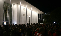 Une foule rassemblée devant le Kennedy Center, haut lieu culturel de Washington que le président américain Donald Trump menace de condamner si son nom n'y est pas accolé, le 18 septembre 2026 ( AFP / Kent NISHIMURA )