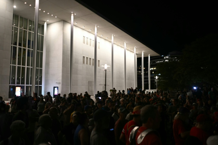 Une foule rassemblée devant le Kennedy Center, haut lieu culturel de Washington que le président américain Donald Trump menace de condamner si son nom n'y est pas accolé, le 18 septembre 2026 ( AFP / Kent NISHIMURA )