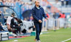 Michel Der Zakarian charge grossièrement l'arbitre