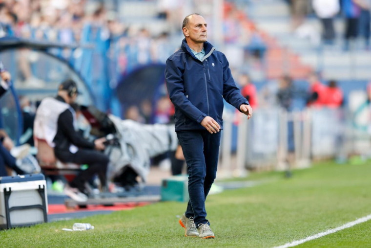 Michel Der Zakarian charge grossièrement l'arbitre