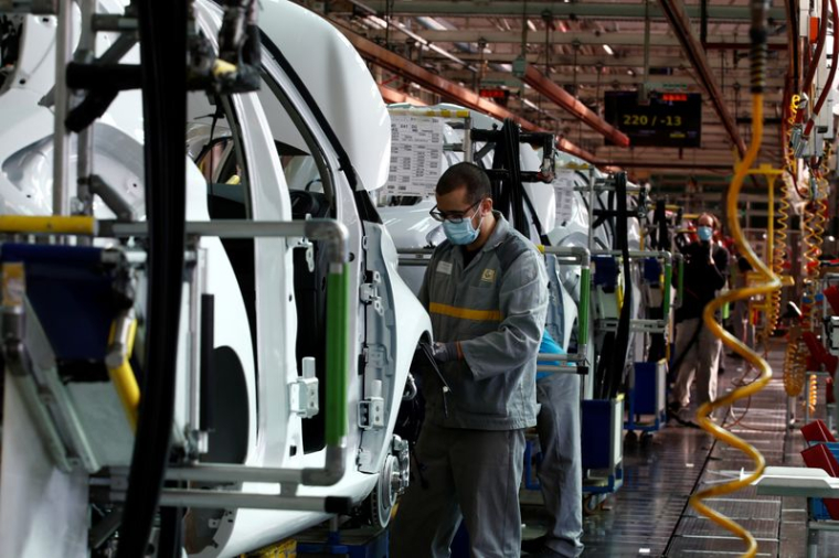 RENAULT ENVISAGE DE FERMER TROIS SITES EN FRANCE