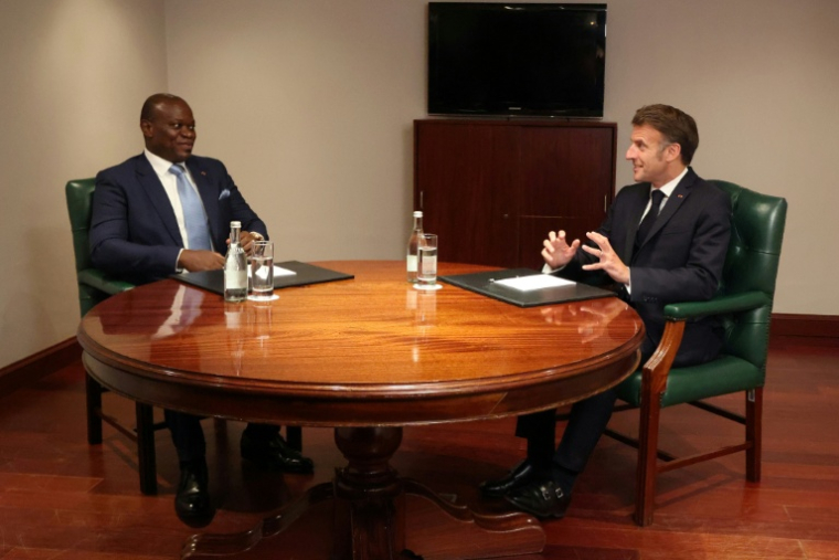 Le président gabonais Brice Oligui Nguema (à gauche) s'entretient avec le président français Emmanuel Macron (à droite) lors d'une réunion bilatérale en amont du sommet "Africa Forward" à Nairobi, au Kenya, le 10 mai 2026 ( AFP / Ludovic MARIN )