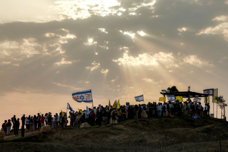 Manifestation organisée par des femmes en soutien aux otages retenu à Gaza, près du kibboutz Nahal Oz, dans le sud d'Israël, le 10 août 2025 ( AFP / Menahem KAHANA )