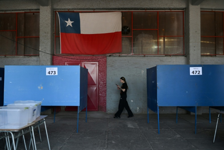 Une femme entre dans le centre de vote au stade national Julio Martínez Prádanos à Santiago, le 15 novembre 2025. ( AFP / MARVIN RECINOS )