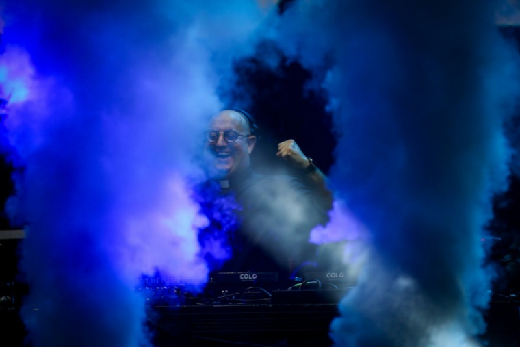 Le prêtre et DJ portugais Padre Guilherme se produit lors d'un événement de musique électronique gratuit sur la Plaza de Mayo, à Buenos Aires, le 18 avril 2026, organisé en hommage au pape François pour le premier anniversaire de sa mort ( AFP / Tomas CUESTA )