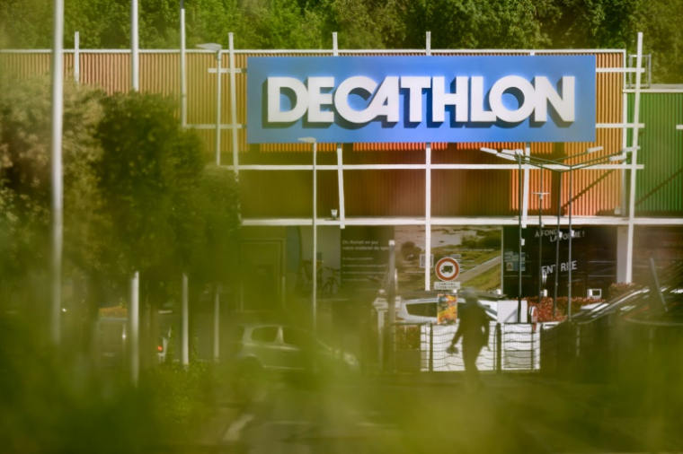 Quelques centaines de salariés de la chaîne de magasins d'articles de sport Decathlon ont observé des arrêts de travail vendredi et samedi dans toute la France à l'appel de la CFDT pour demander de meilleurs salaires et conditions de travail ( AFP / Loic VENANCE )