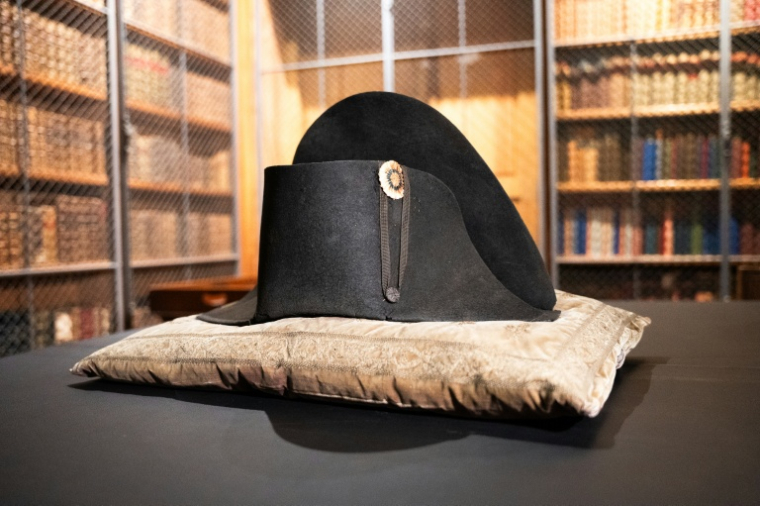 Un bicorne de l'empereur Napoléon 1er exposé au château de Chantilly,le 26 mars 2026 dans l'Oise ( AFP / Elise HOUBEN )