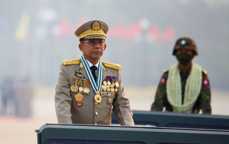 Le chef de la junte birmane, le général Min Aung Hlaing, préside un défilé militaire à Naypyitaw