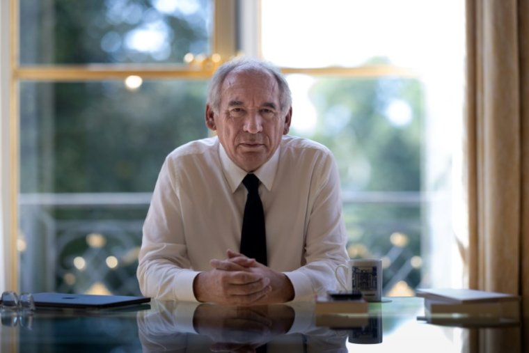 Le Premier ministre François Bayrou dans son bureau à l'hôtel Matignon, le 6 septembre 2025 à Paris ( AFP / JOEL SAGET )
