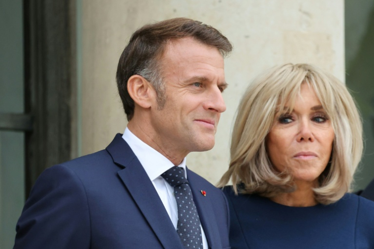 Le président Emmanuel Macron et son épouse Brigitte au palais de l'Elysée le 8 octobre 2025 à Paris ( AFP / Ludovic MARIN )