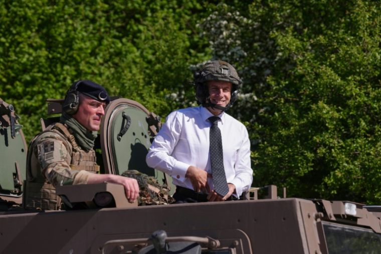 Le président français Emmanuel Macron se tient dans un véhicule blindé Serval lors d’une visite à l’exercice militaire Orion 2026 à Suippes, dans l’est de la France, le 30 avril 2026 ( POOL / Aurelien Morissard )