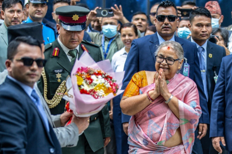 La nouvelle Première ministre du Népal Sushila Karki (C), le 14 septembre 2025 à Katmandou ( AFP / PRABIN RANABHAT )
