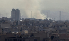 Un panache de fumée s'élève au-dessus d'un secteur de Téhéran alors que les Etats-Unis et Israël ont lancé des frappes sur l'Iran, le 28 février 2026 ( AFP / ATTA KENARE )