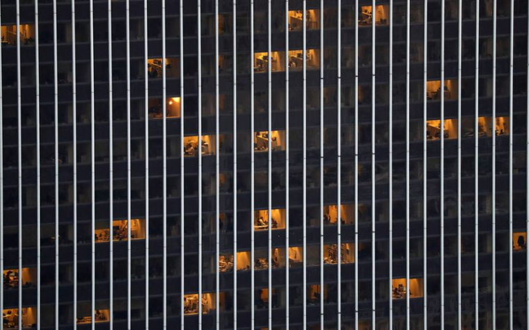 Un immeuble de bureaux dans le quartier financier depuis le gratte-ciel "Main tower" à Francfort