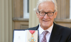 Iain Douglas Hamilton tient sa médaille de Commandeur de l'Ordre de l'Empire britannique au palais de Buckingham à Londres, le 11 mars 2016 ( POOL / John Stillwell )