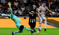 L'Américain Tanner Tessmann (d), auteur du but de la victoire pour Lyon face à Angers, le 19 septembre 2025 à Décines-Charpieu ( AFP / Olivier CHASSIGNOLE )