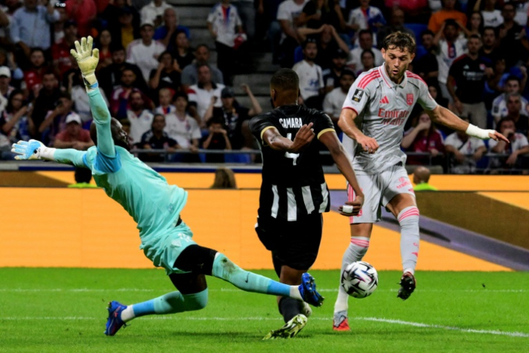 L'Américain Tanner Tessmann (d), auteur du but de la victoire pour Lyon face à Angers, le 19 septembre 2025 à Décines-Charpieu ( AFP / Olivier CHASSIGNOLE )