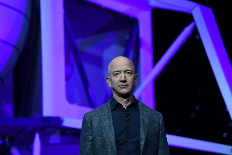 BEZOS VEND DES PARTS D'AMAZON POUR UNE VALEUR DE 1,9 MILLIARD DE DOLLARS