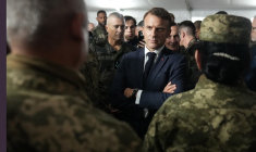 Le chef d'État-major des armées, Thierry Burkhard et Emmanuel Macron lors d'une rencontre avec des soldats ukrainiens, sur leur lieu d'entraînement en France, le 9 octobre 2024. ( POOL / THIBAULT CAMUS )
