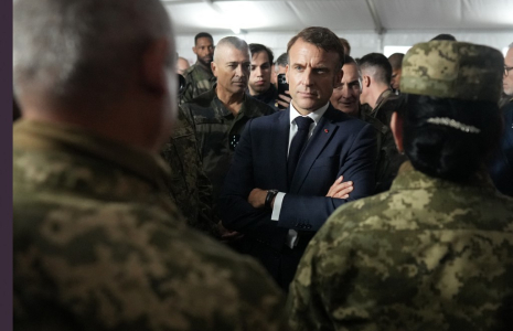 Le chef d'État-major des armées, Thierry Burkhard et Emmanuel Macron lors d'une rencontre avec des soldats ukrainiens, sur leur lieu d'entraînement en France, le 9 octobre 2024. ( POOL / THIBAULT CAMUS )