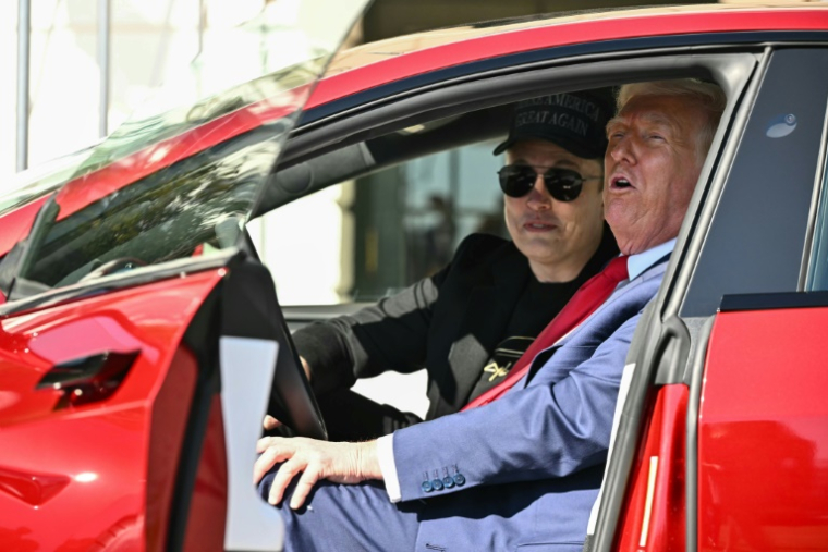 Le président américain Donald Trump et l'entrepreneur Elon Musk essayent la Tesla fraîchement acquise par le républicain, le 11 mars 2025 à la Maison Blanche ( AFP / Mandel NGAN )