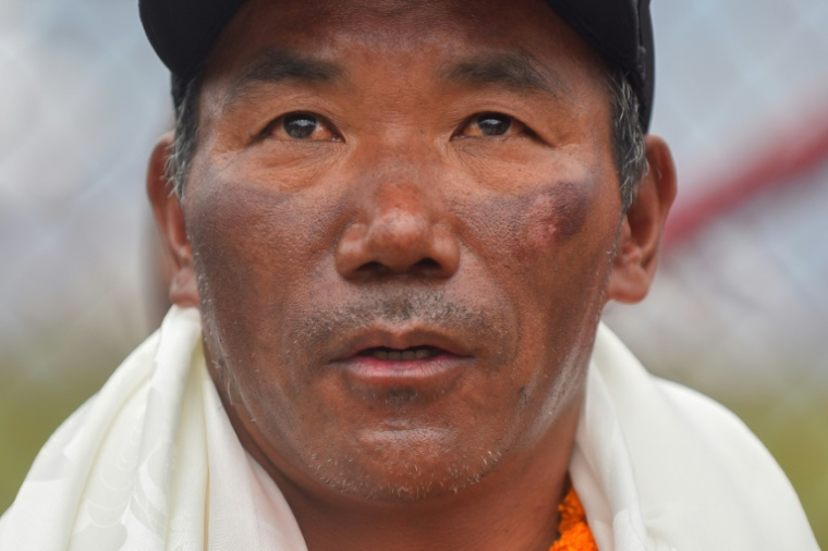 L'alpiniste népalais Kami Rita Sherpa, le 25 mai 2023 à l'aéroport Tribhuvan de Katmandou ( AFP / NISHA BHANDARI )