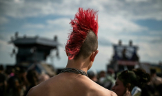 Un participant à une free party sur un site militaire à Cornusse, près de Bourges, le 1er mai 2026 dans le Cher ( AFP / ARNAUD FINISTRE )