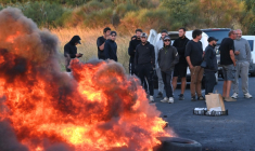 Des pêcheurs bloquent l'accès au dépôt pétrolier de Frontignan, dans l'Hérault, le 17 septembre 2026 ( AFP / Sylvain THOMAS )