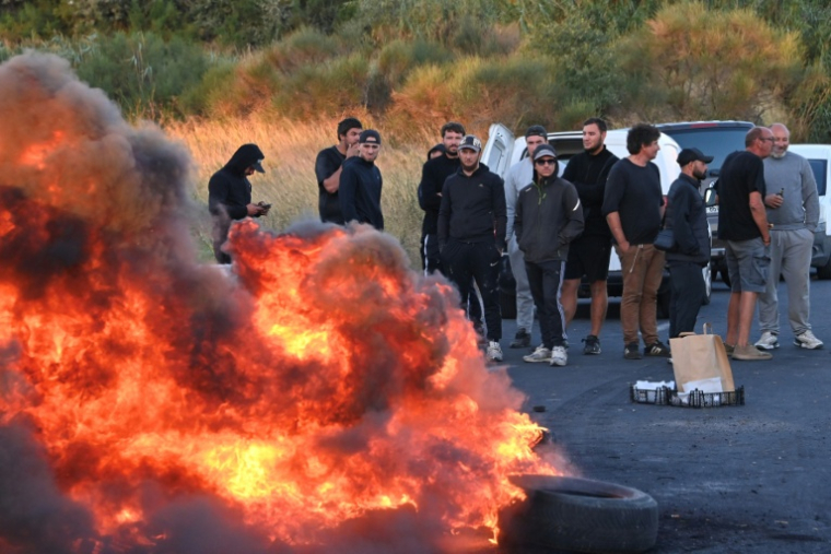 Des pêcheurs bloquent l'accès au dépôt pétrolier de Frontignan, dans l'Hérault, le 17 septembre 2026 ( AFP / Sylvain THOMAS )