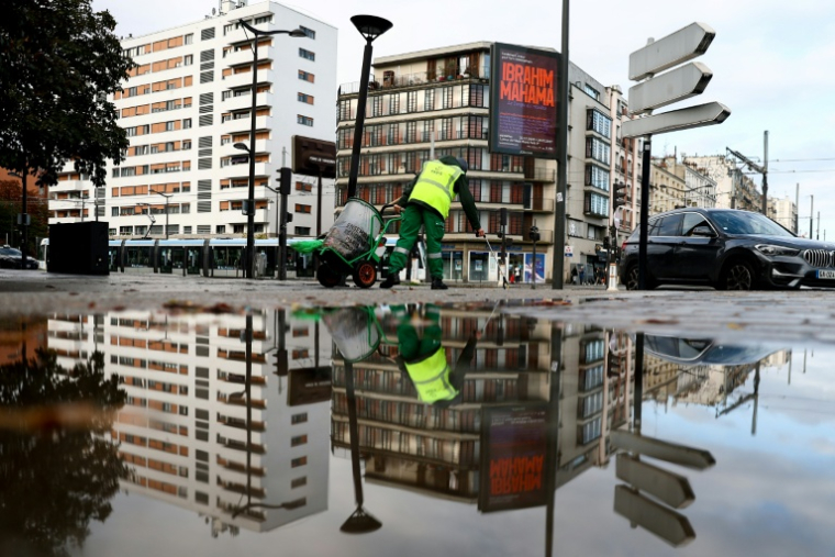 Un employé municipal nettoie une rue au lendemain d'une manifestation à Paris pour le pouvoir d'achat et la défense des services publics, le 25 octobre 2026 ( AFP / Sameer AL-DOUMY )
