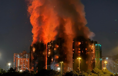 Un incendie dévore sept des huit tours du complexe résidentiel de Wang Fuk Court à Tai Po, le 26 novembre 2025 à Hong Kong ( AFP / Yan ZHAO )