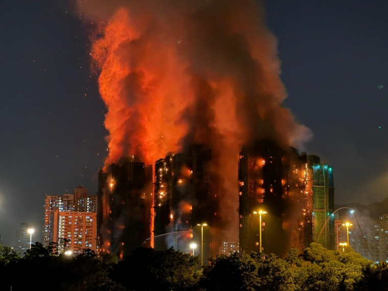 Un incendie dans les tours du complexe résidentiel de Wang Fuk Court à Tai Po, le 26 novembre 2025 à Hong Kong ( AFP / Yan ZHAO )
