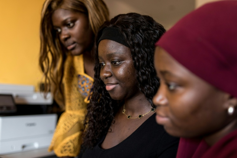 Oumie Jagne (au centre), coordinatrice de programme à l'ONG gambienne "Think Young Women" qui vient en aide aux victimes d'excision, pose le 30 janvier 2026 à Serrekunda, en Gambie ( AFP / MUHAMADOU BITTAYE )