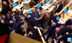 Géorgie : des milliers de manifestants après l'adoption d'une loi sur l'"influence étrangère"