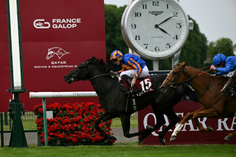 Le pur-sang irlandais Camille Pissarro (g), monté par le jockey britannique Ryan Moore, remporte le 185e Prix du Jockey-Club, le 1er juin 2025 à Chantilly, dans l'Oise ( AFP / Hugo MATHY )