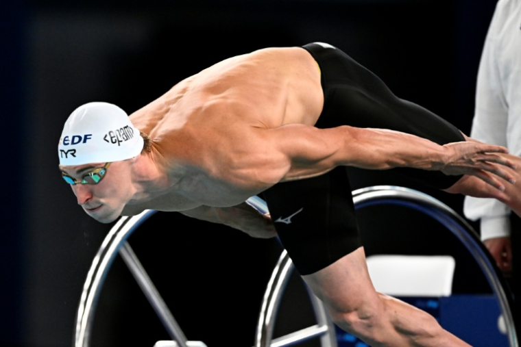 Maxime Grousset plonge dans la demi-finale du 50 m papillon au centre aquatique olympique de Saint-Denis, u nord de Paris, le 10 août 2026  ( AFP / JULIEN DE ROSA )